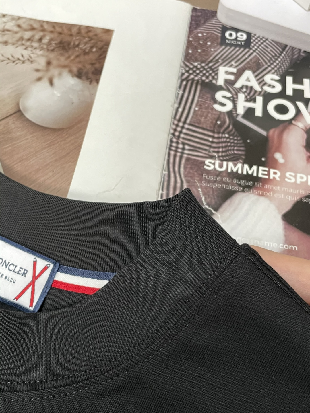 蒙口 25s秋冬最新款圆领打底套头T恤 面料采用优质精梳棉，入手便知非常柔软，上身亲肤感 极好！舒适透气