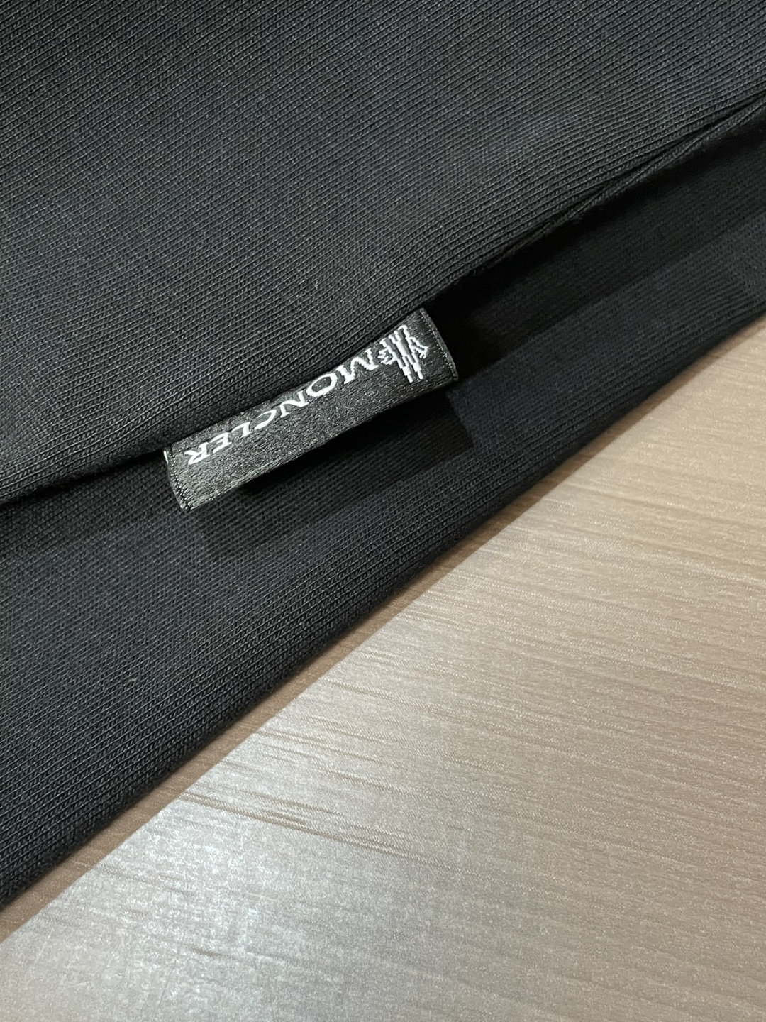 蒙口 25s秋冬最新款圆领打底套头T恤 面料采用优质精梳棉，入手便知非常柔软，上身亲肤感 极好！舒适透气