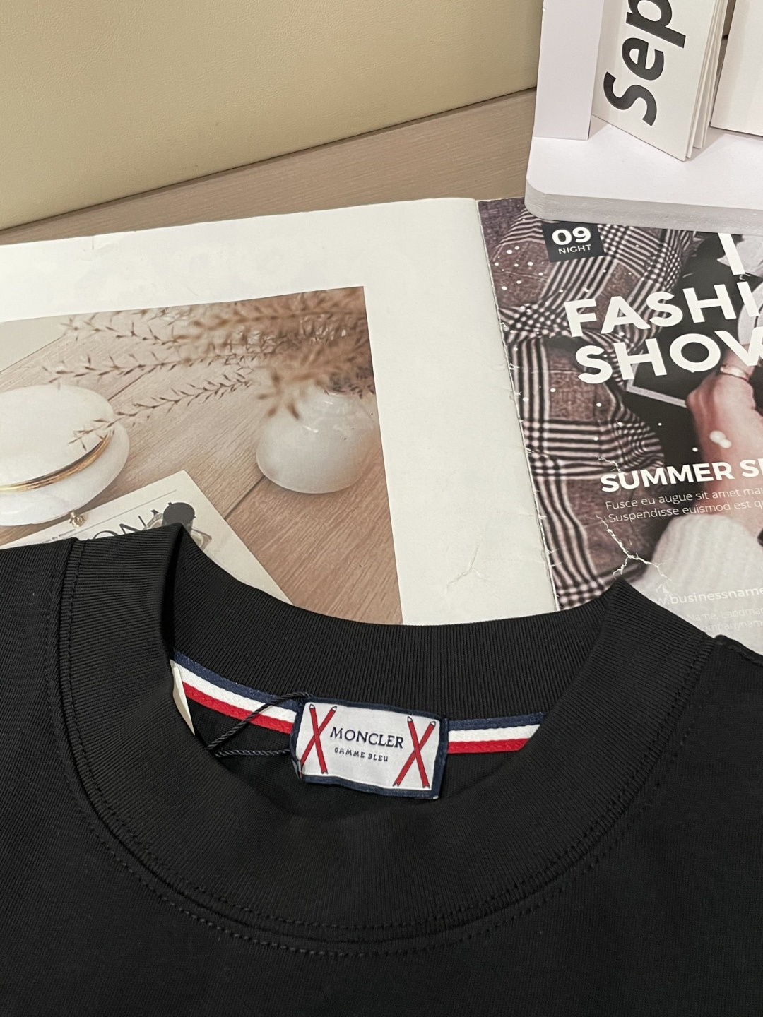 蒙口 25s秋冬最新款圆领打底套头T恤 面料采用优质精梳棉，入手便知非常柔软，上身亲肤感 极好！舒适透气