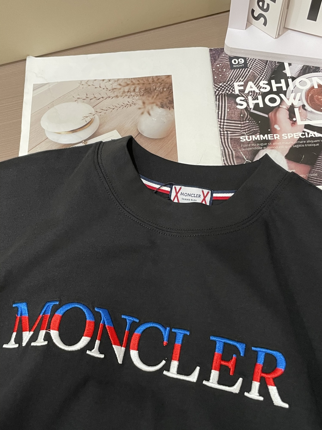 蒙口 25s秋冬最新款圆领打底套头T恤 面料采用优质精梳棉，入手便知非常柔软，上身亲肤感 极好！舒适透气