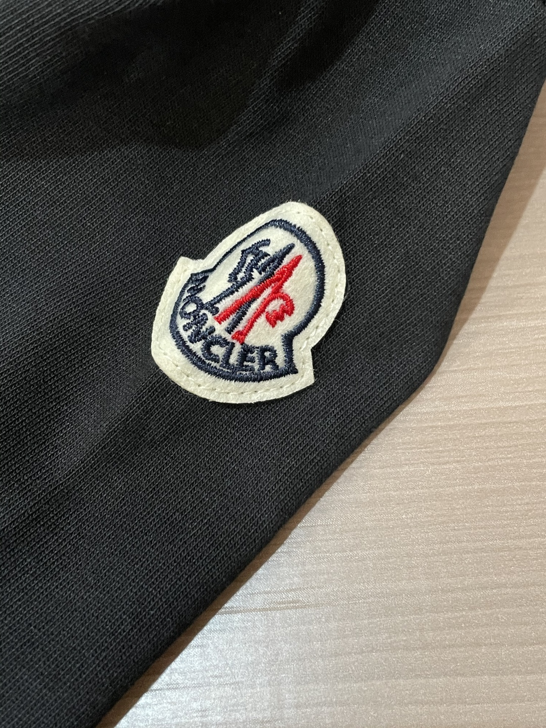 蒙口 25s秋冬最新款圆领打底套头T恤 面料采用优质精梳棉，入手便知非常柔软，上身亲肤感 极好！舒适透气