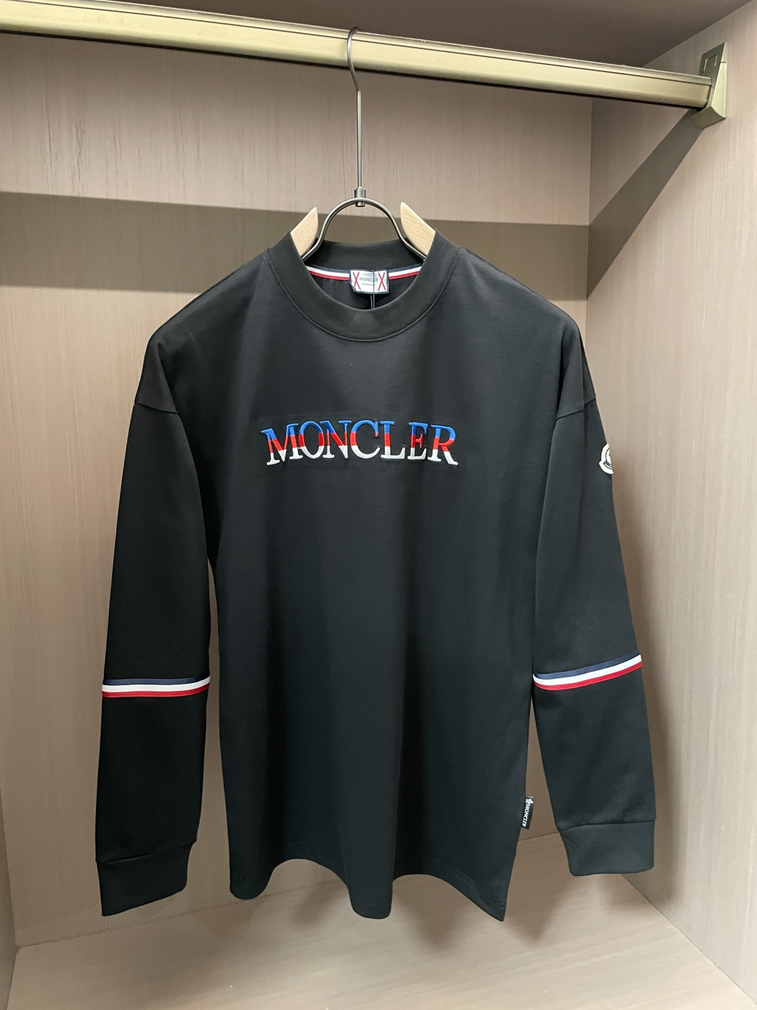 蒙口 25s秋冬最新款圆领打底套头T恤 面料采用优质精梳棉，入手便知非常柔软，上身亲肤感 极好！舒适透气