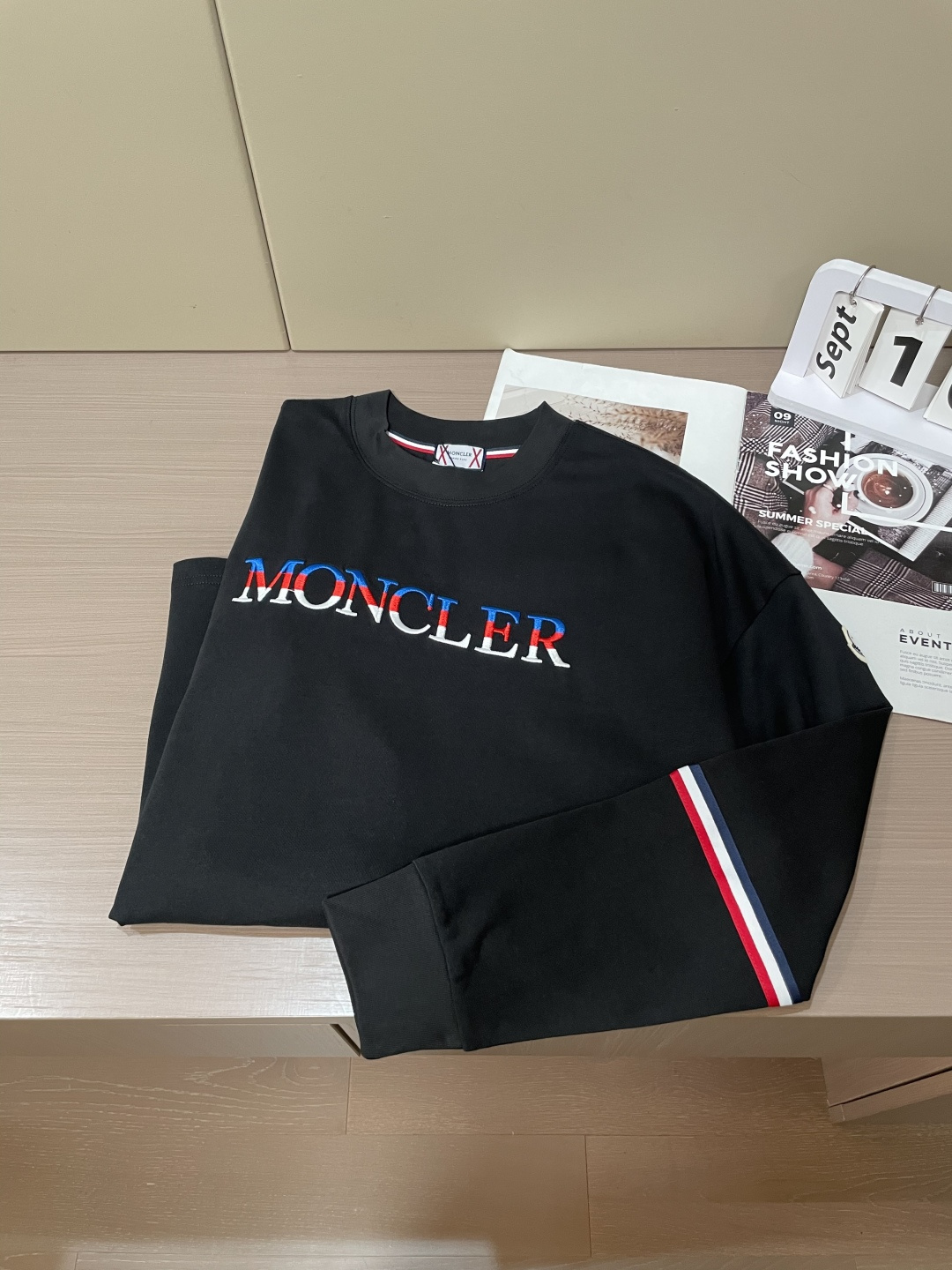 蒙口 25s秋冬最新款圆领打底套头T恤 面料采用优质精梳棉，入手便知非常柔软，上身亲肤感 极好！舒适透气