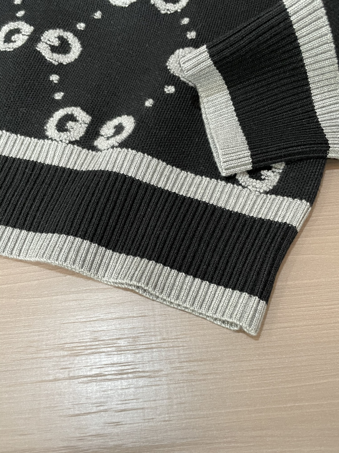 Gucc 重磅推荐！2025aw秋冬新款 专柜同步 时尚经典针织衫 秋冬必备款 采用针织衫加厚毛衣，精致