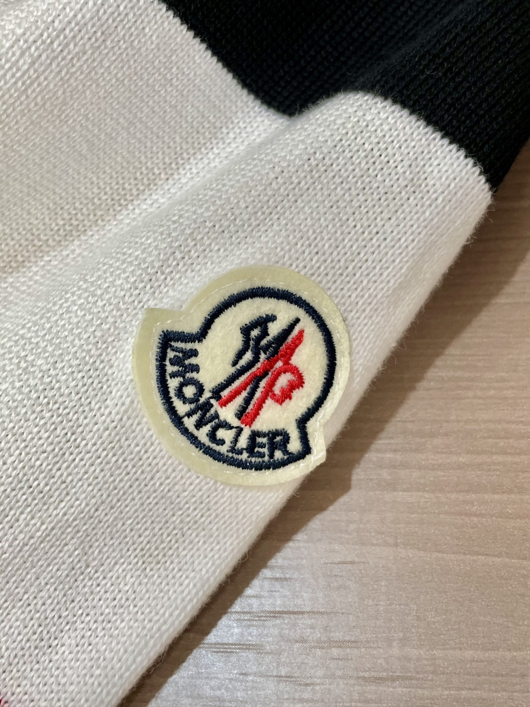 蒙口 重磅推荐！2025aw秋冬新款 专柜同步 时尚经典针织衫 秋冬必备款 采用针织衫加厚毛衣，精致简洁