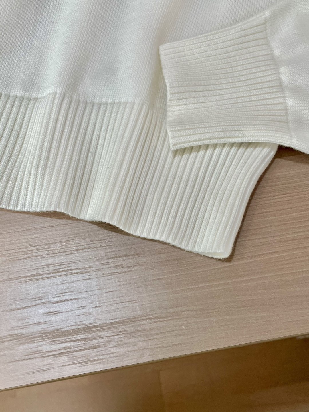 蒙口 重磅推荐！2025aw秋冬新款 专柜同步 时尚经典针织衫 秋冬必备款 采用针织衫加厚毛衣，精致简洁