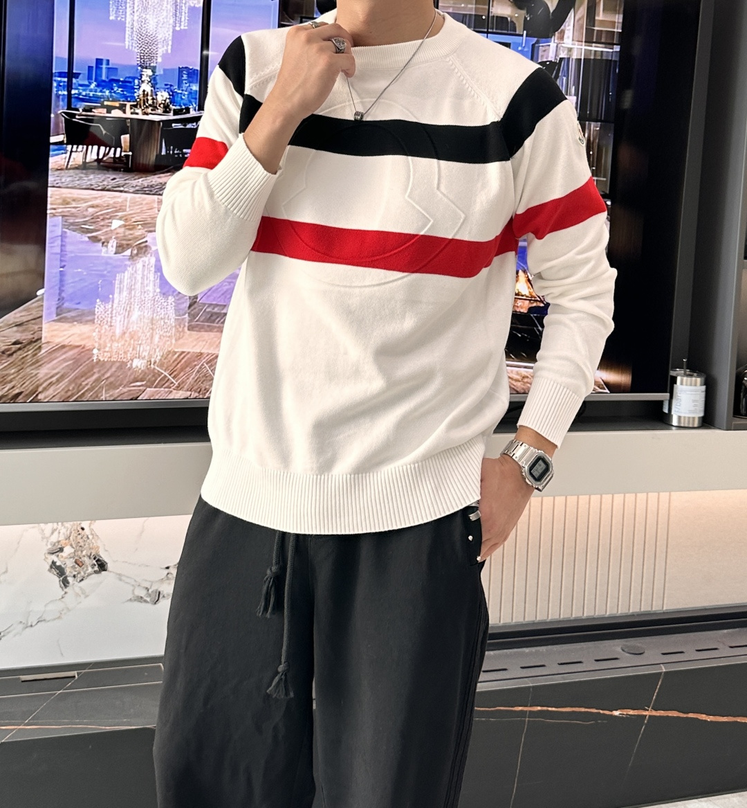 蒙口 重磅推荐！2025aw秋冬新款 专柜同步 时尚经典针织衫 秋冬必备款 采用针织衫加厚毛衣，精致简洁