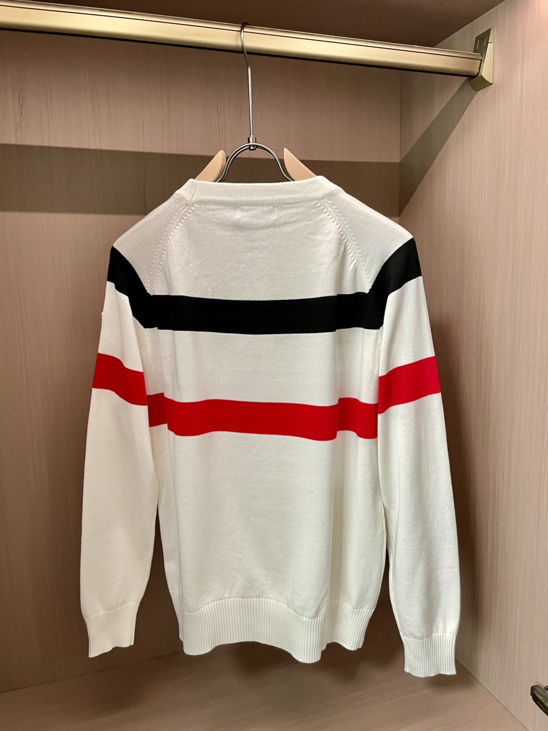 蒙口 重磅推荐！2025aw秋冬新款 专柜同步 时尚经典针织衫 秋冬必备款 采用针织衫加厚毛衣，精致简洁