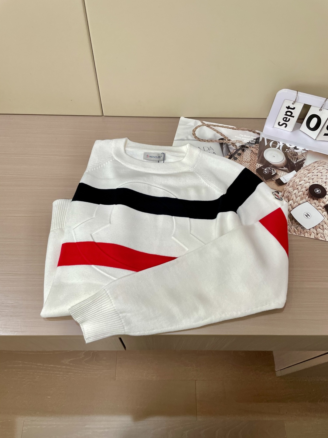 蒙口 重磅推荐！2025aw秋冬新款 专柜同步 时尚经典针织衫 秋冬必备款 采用针织衫加厚毛衣，精致简洁