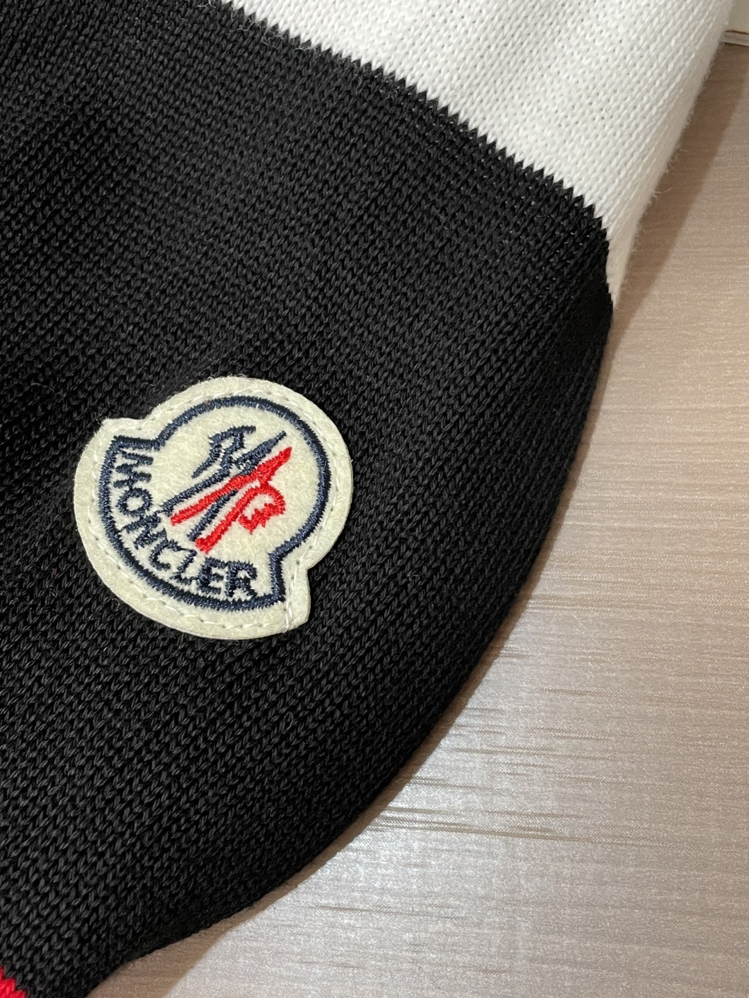 蒙口 重磅推荐！2025aw秋冬新款 专柜同步 时尚经典针织衫 秋冬必备款 采用针织衫加厚毛衣，精致简洁