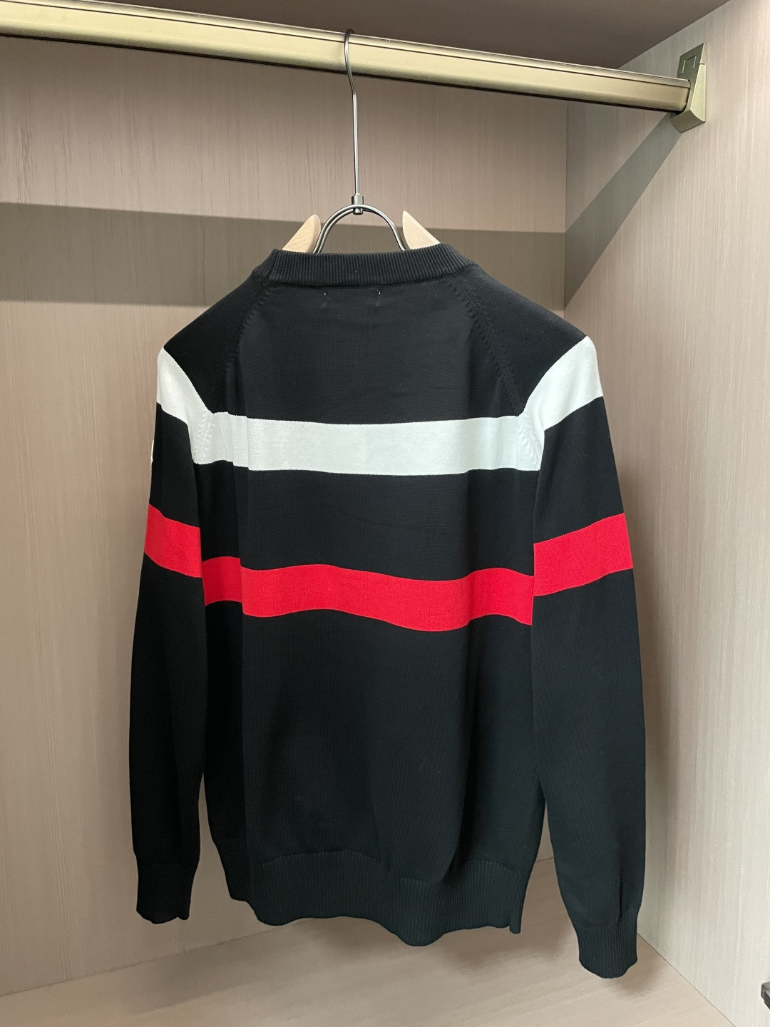 蒙口 重磅推荐！2025aw秋冬新款 专柜同步 时尚经典针织衫 秋冬必备款 采用针织衫加厚毛衣，精致简洁