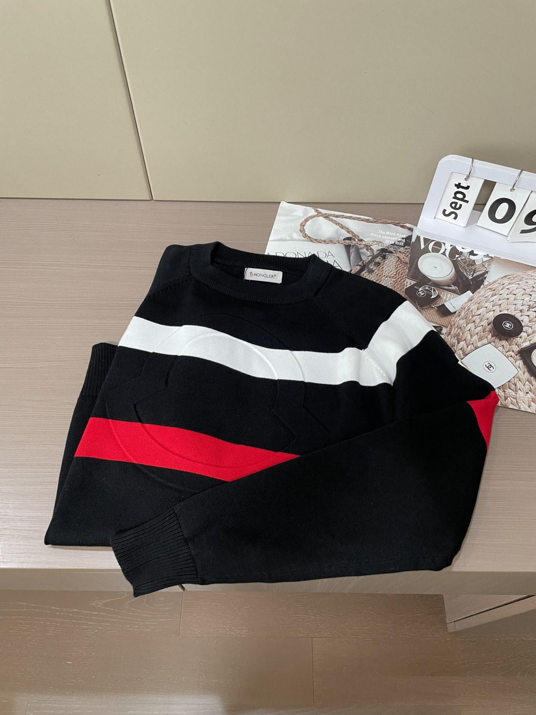 蒙口 重磅推荐！2025aw秋冬新款 专柜同步 时尚经典针织衫 秋冬必备款 采用针织衫加厚毛衣，精致简洁