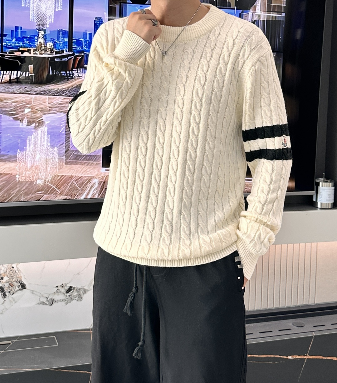 蒙口 重磅推荐！2025aw秋冬新款 专柜同步 时尚经典针织衫 秋冬必备款 采用针织衫加厚毛衣，精致简洁