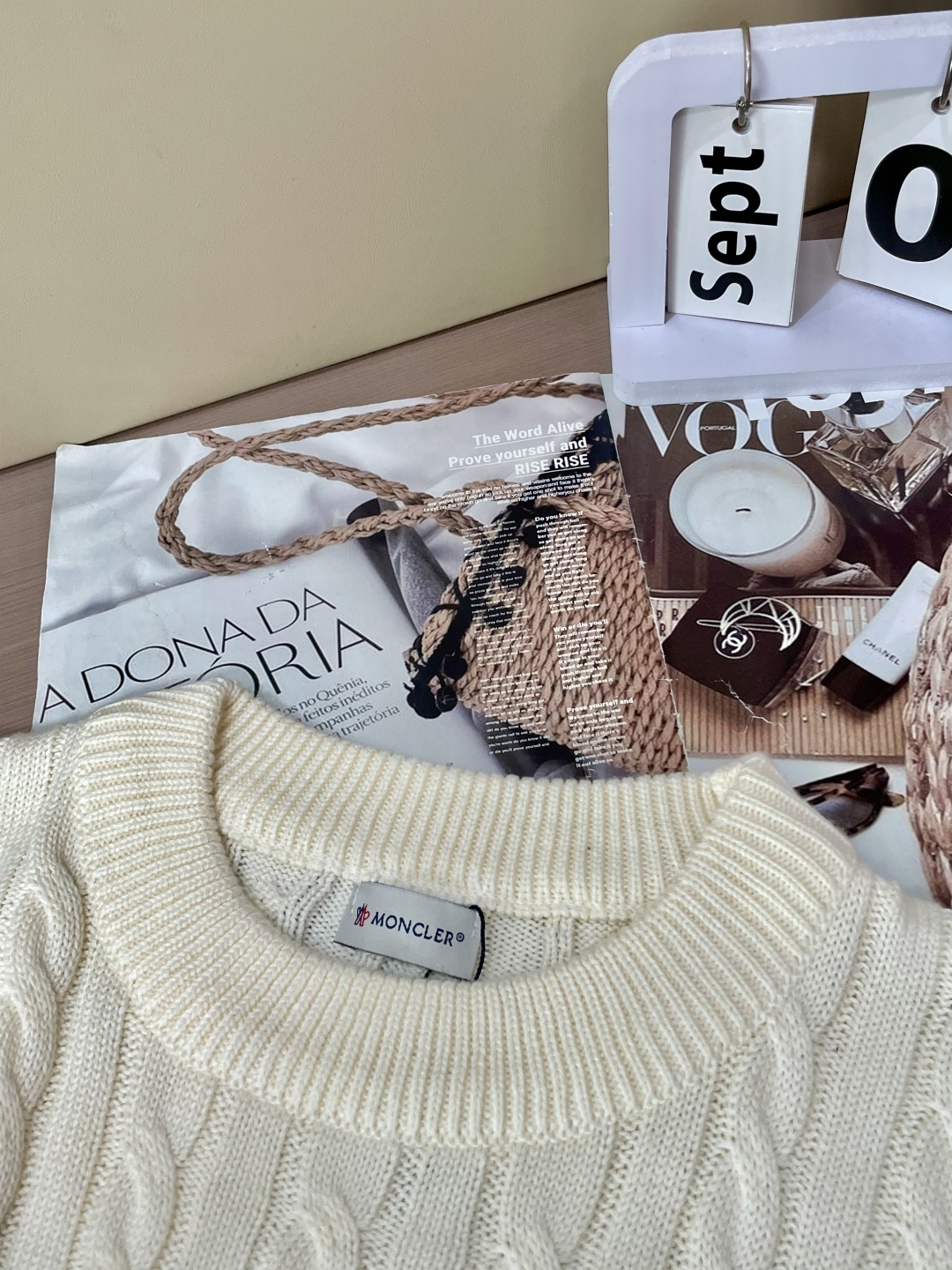 蒙口 重磅推荐！2025aw秋冬新款 专柜同步 时尚经典针织衫 秋冬必备款 采用针织衫加厚毛衣，精致简洁