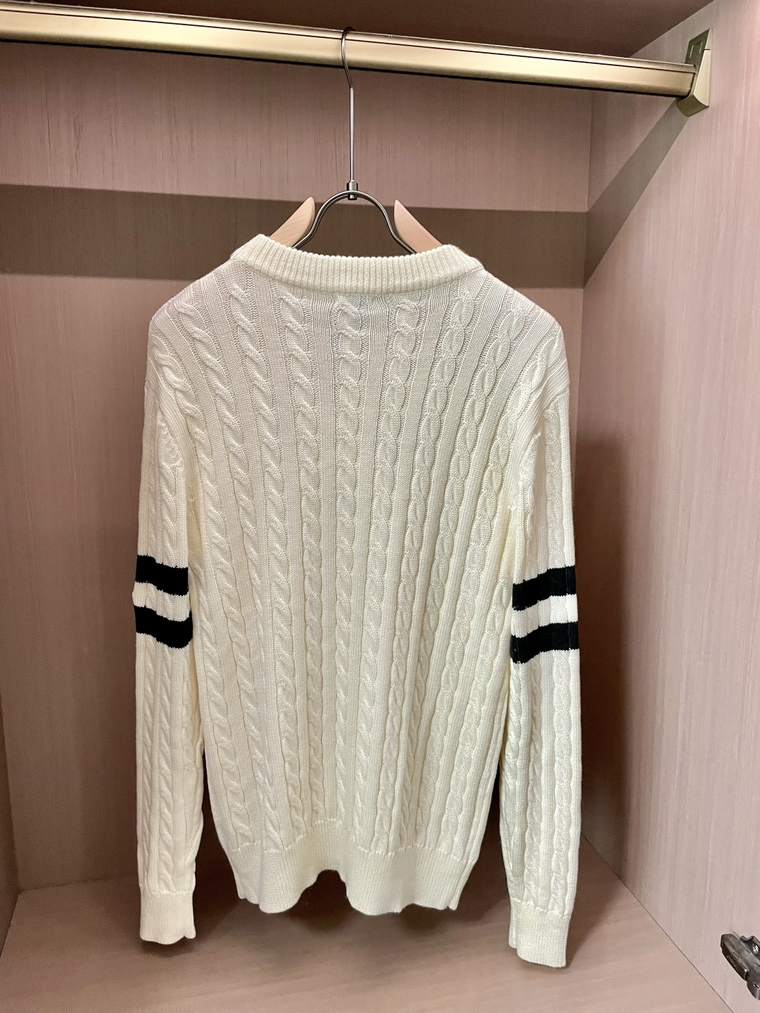 蒙口 重磅推荐！2025aw秋冬新款 专柜同步 时尚经典针织衫 秋冬必备款 采用针织衫加厚毛衣，精致简洁