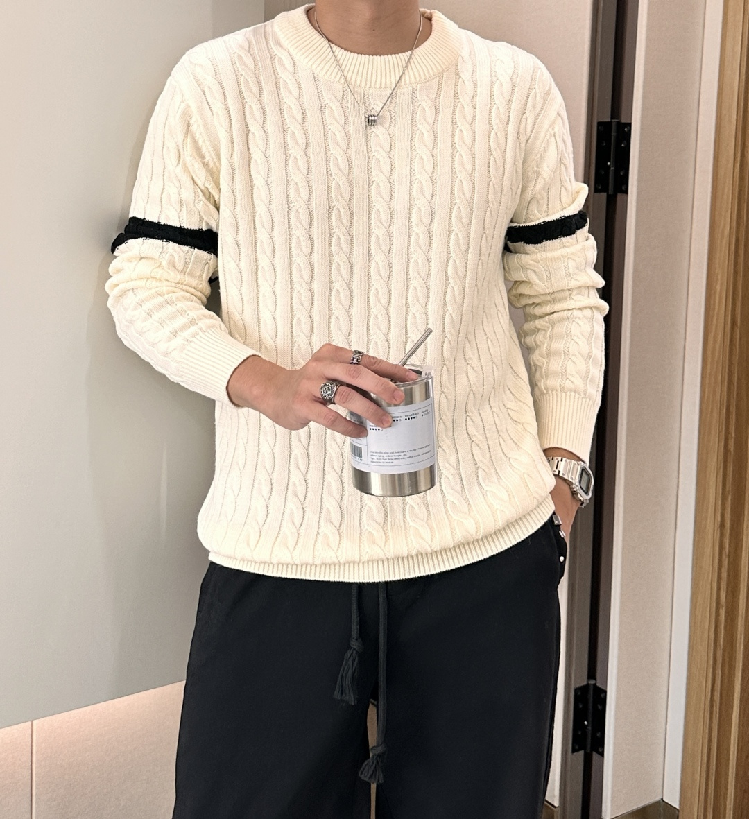 蒙口 重磅推荐！2025aw秋冬新款 专柜同步 时尚经典针织衫 秋冬必备款 采用针织衫加厚毛衣，精致简洁