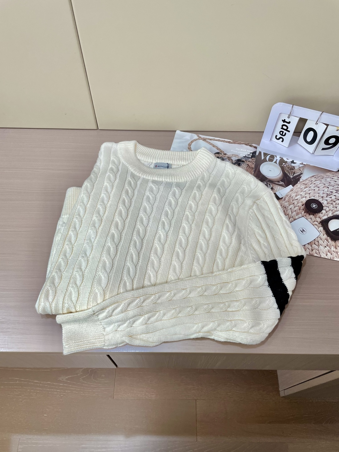 蒙口 重磅推荐！2025aw秋冬新款 专柜同步 时尚经典针织衫 秋冬必备款 采用针织衫加厚毛衣，精致简洁