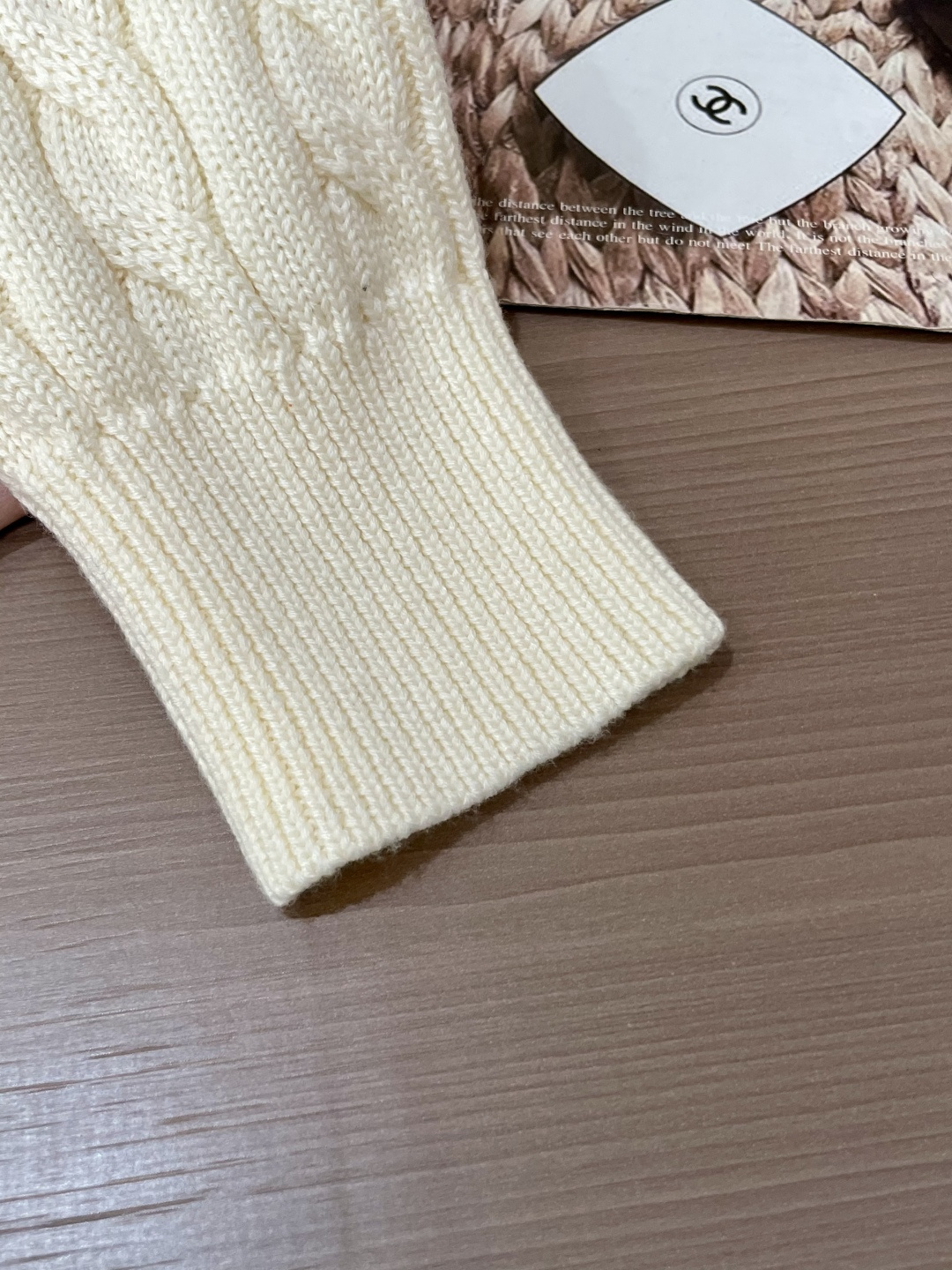 蒙口 重磅推荐！2025aw秋冬新款 专柜同步 时尚经典针织衫 秋冬必备款 采用针织衫加厚毛衣，精致简洁