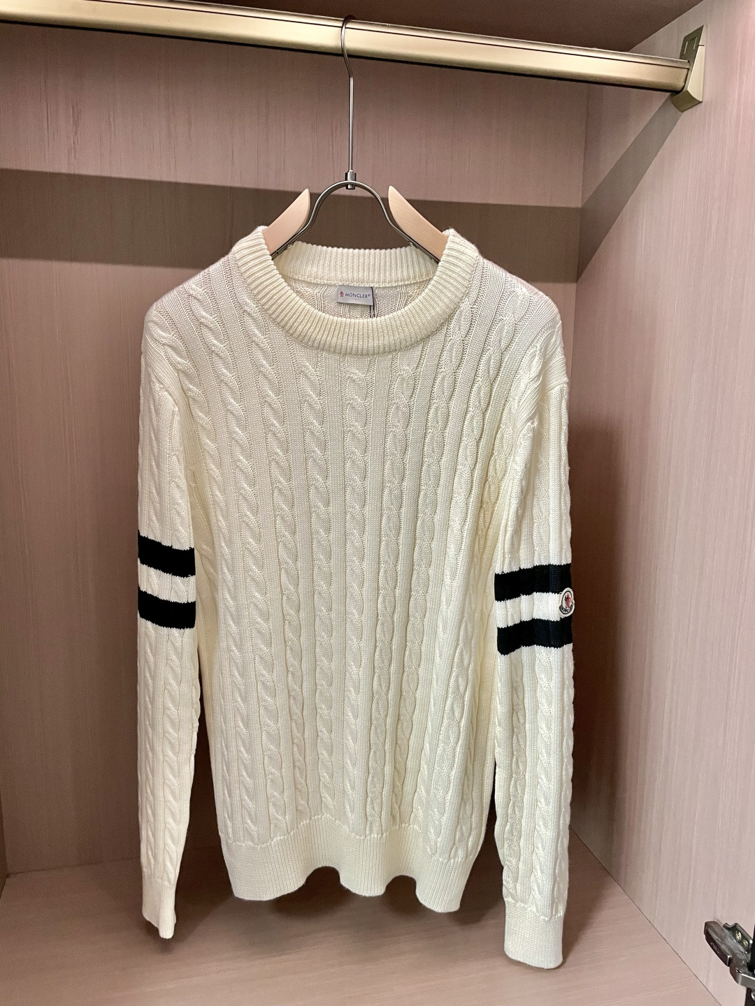 蒙口 重磅推荐！2025aw秋冬新款 专柜同步 时尚经典针织衫 秋冬必备款 采用针织衫加厚毛衣，精致简洁