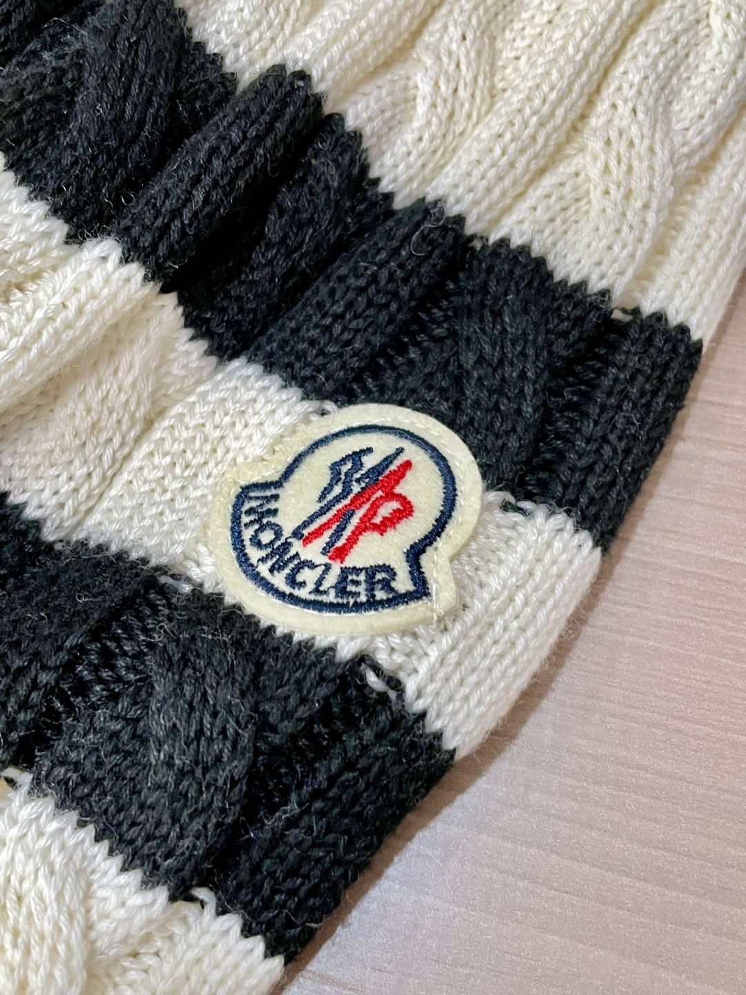 蒙口 重磅推荐！2025aw秋冬新款 专柜同步 时尚经典针织衫 秋冬必备款 采用针织衫加厚毛衣，精致简洁