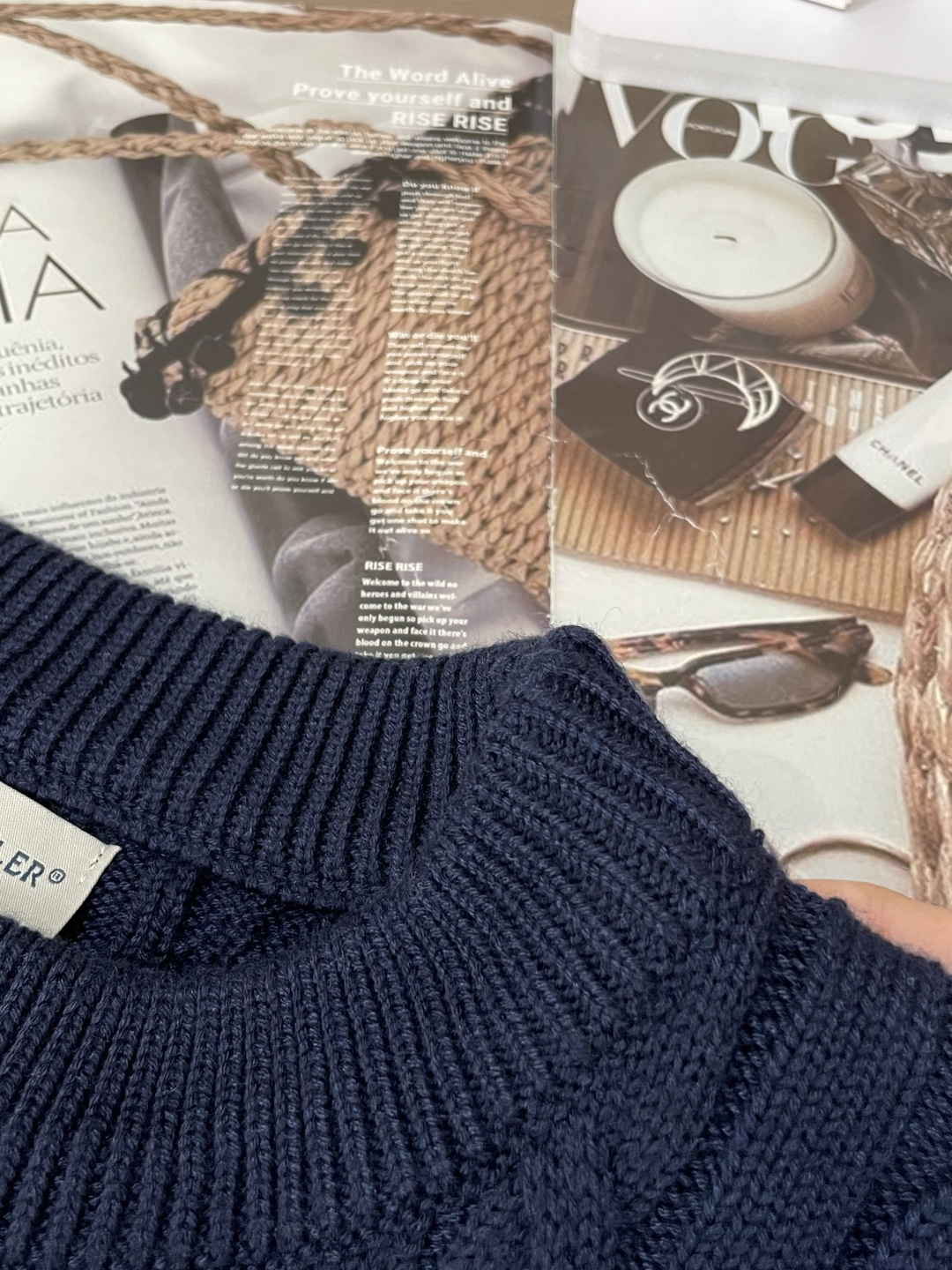 蒙口 重磅推荐！2025aw秋冬新款 专柜同步 时尚经典针织衫 秋冬必备款 采用针织衫加厚毛衣，精致简洁