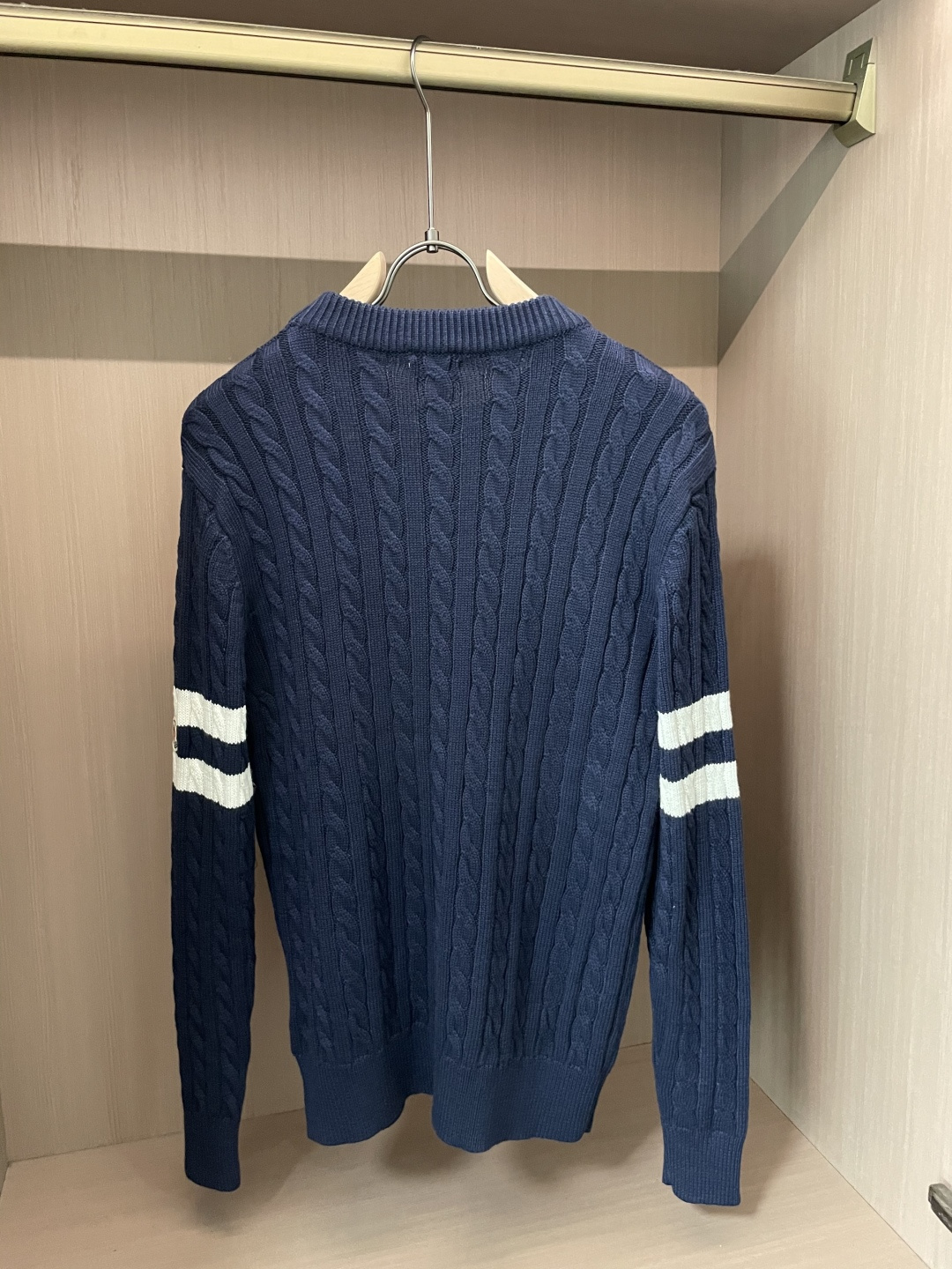 蒙口 重磅推荐！2025aw秋冬新款 专柜同步 时尚经典针织衫 秋冬必备款 采用针织衫加厚毛衣，精致简洁