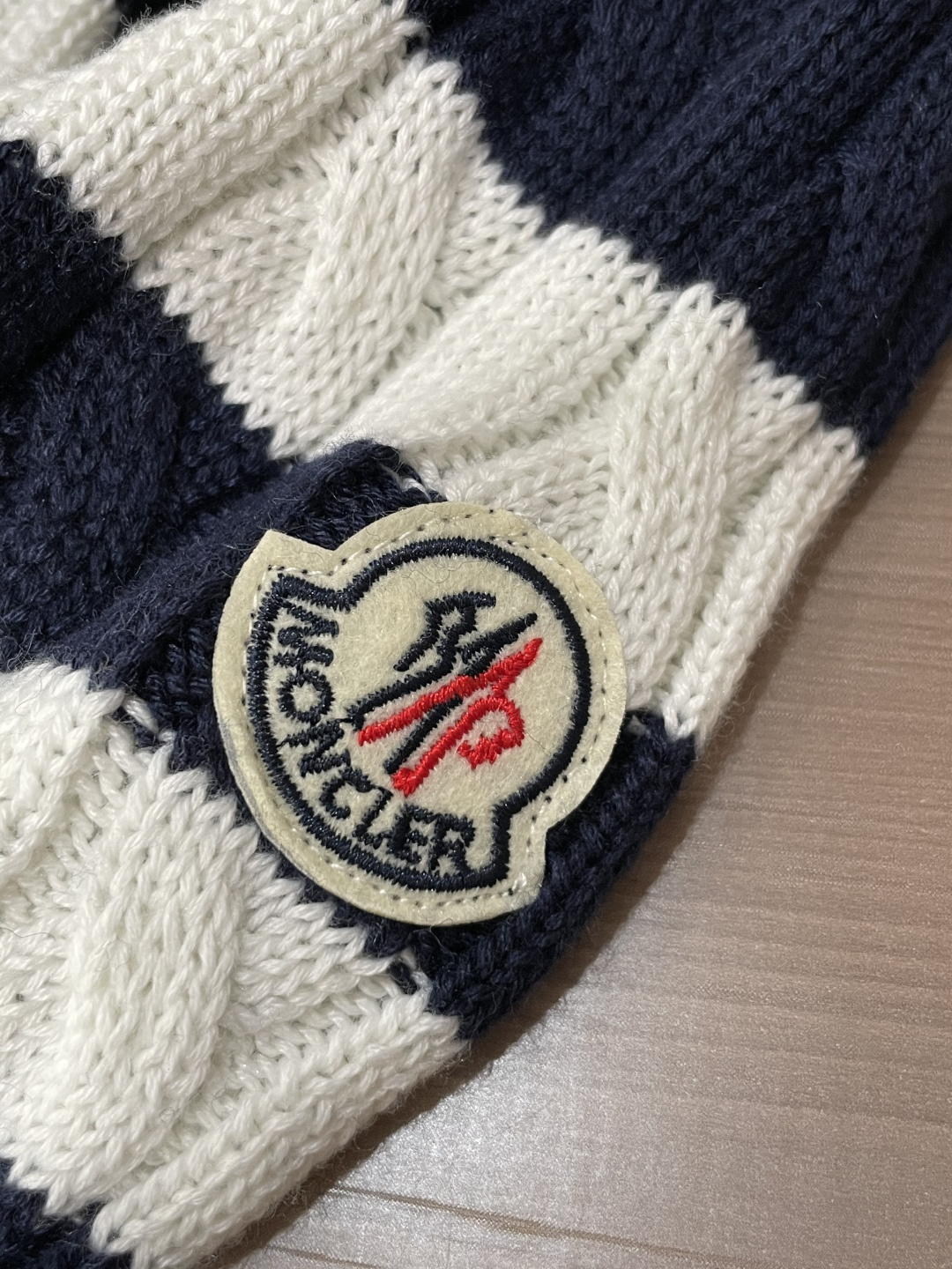 蒙口 重磅推荐！2025aw秋冬新款 专柜同步 时尚经典针织衫 秋冬必备款 采用针织衫加厚毛衣，精致简洁