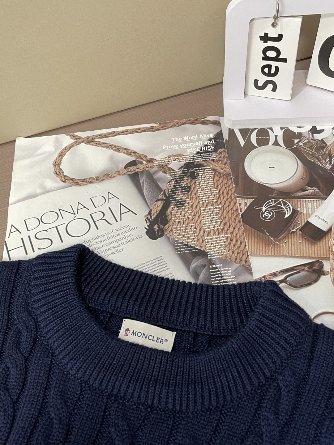 蒙口 重磅推荐！2025aw秋冬新款 专柜同步 时尚经典针织衫 秋冬必备款 采用针织衫加厚毛衣，精致简洁