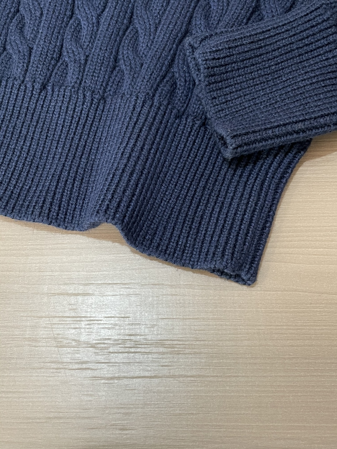 蒙口 重磅推荐！2025aw秋冬新款 专柜同步 时尚经典针织衫 秋冬必备款 采用针织衫加厚毛衣，精致简洁