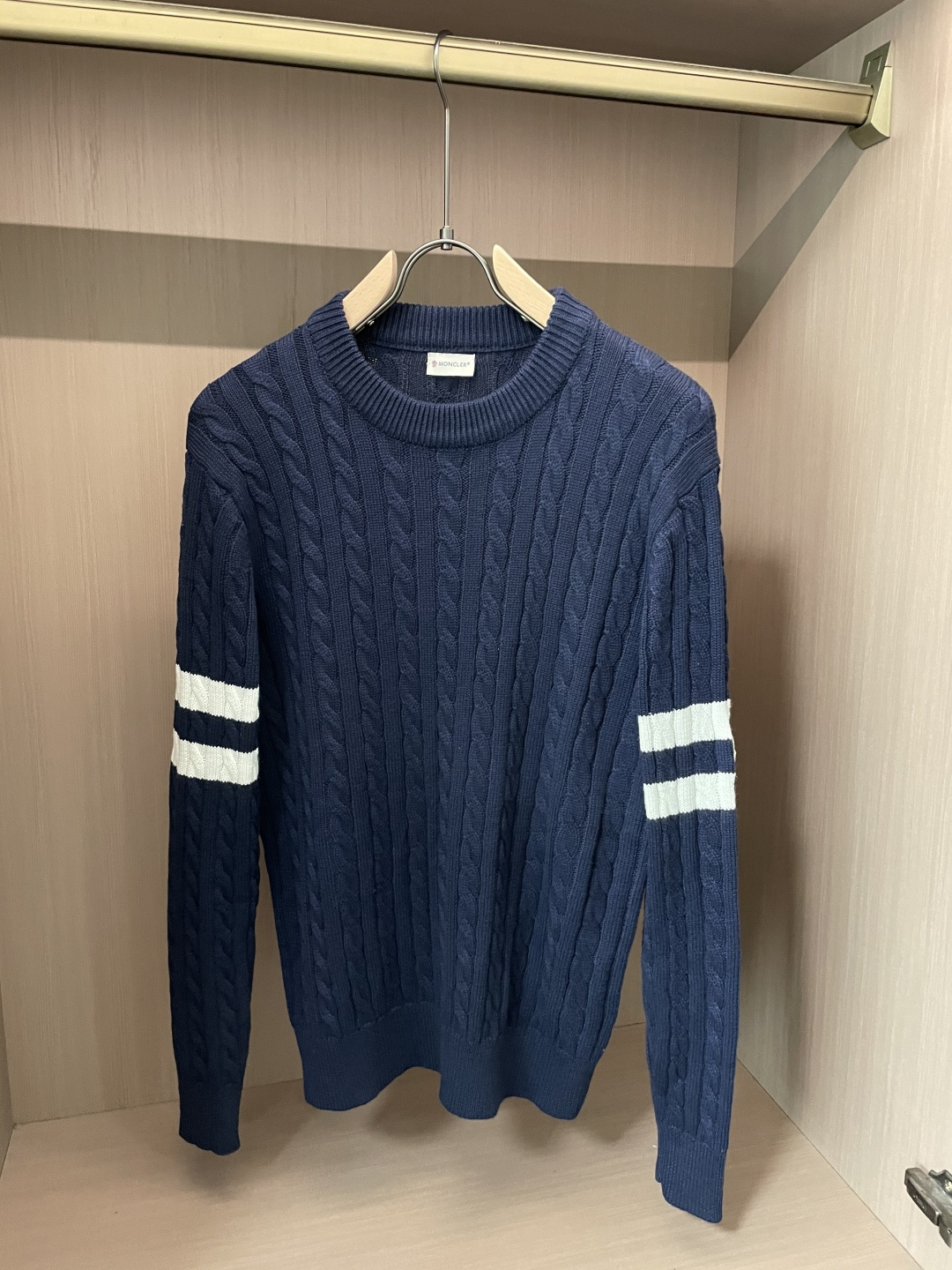 蒙口 重磅推荐！2025aw秋冬新款 专柜同步 时尚经典针织衫 秋冬必备款 采用针织衫加厚毛衣，精致简洁