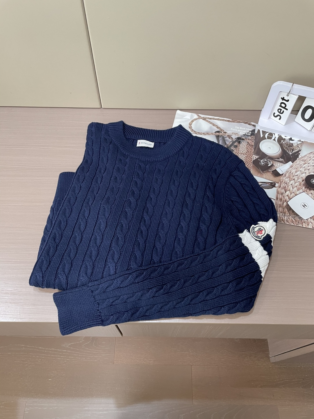 蒙口 重磅推荐！2025aw秋冬新款 专柜同步 时尚经典针织衫 秋冬必备款 采用针织衫加厚毛衣，精致简洁