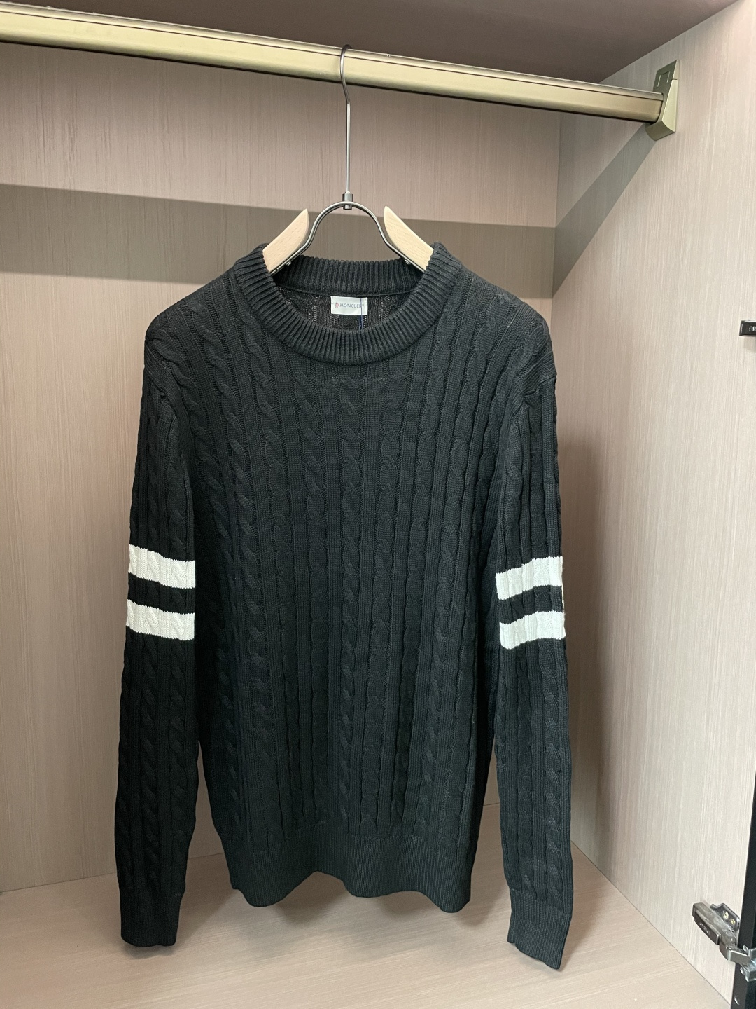 蒙口 重磅推荐！2025aw秋冬新款 专柜同步 时尚经典针织衫 秋冬必备款 采用针织衫加厚毛衣，精致简洁