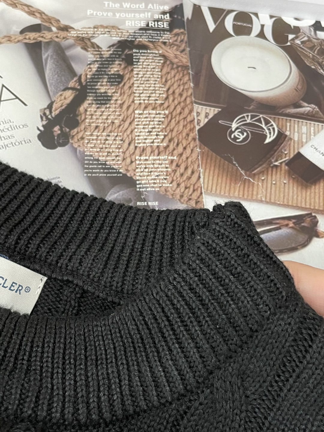 蒙口 重磅推荐！2025aw秋冬新款 专柜同步 时尚经典针织衫 秋冬必备款 采用针织衫加厚毛衣，精致简洁