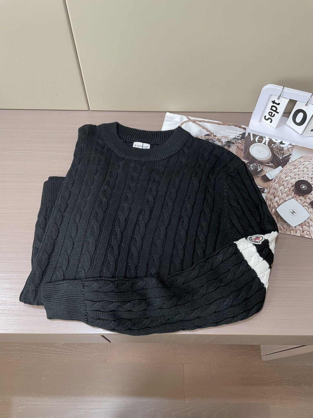 蒙口 重磅推荐！2025aw秋冬新款 专柜同步 时尚经典针织衫 秋冬必备款 采用针织衫加厚毛衣，精致简洁