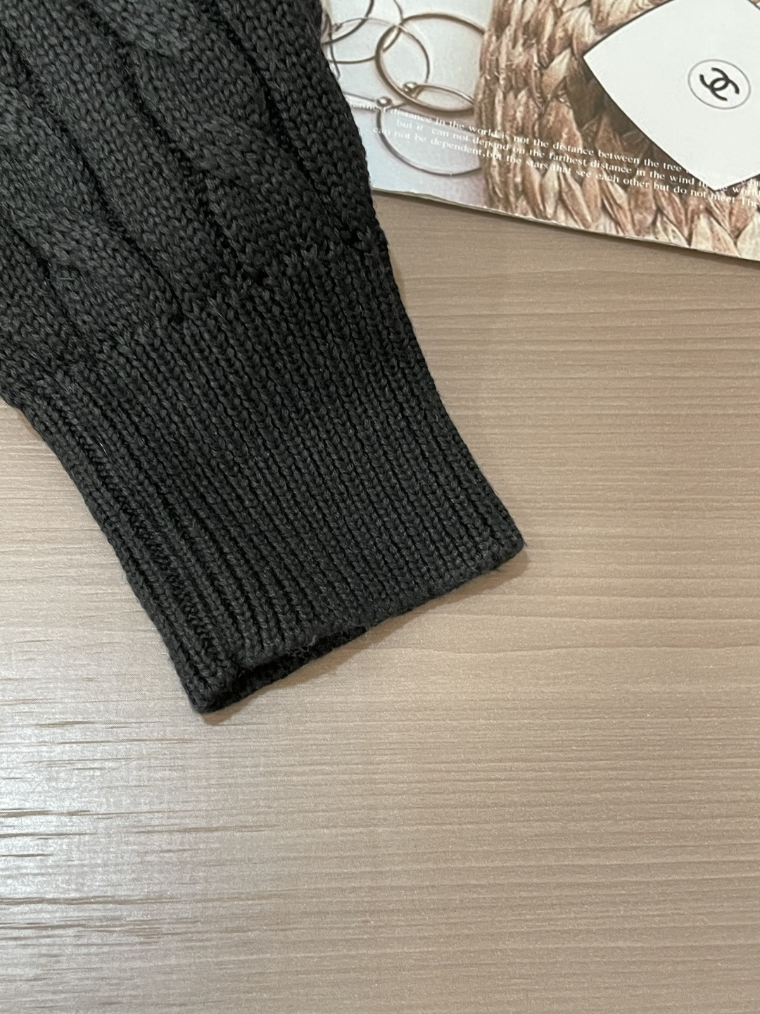 蒙口 重磅推荐！2025aw秋冬新款 专柜同步 时尚经典针织衫 秋冬必备款 采用针织衫加厚毛衣，精致简洁