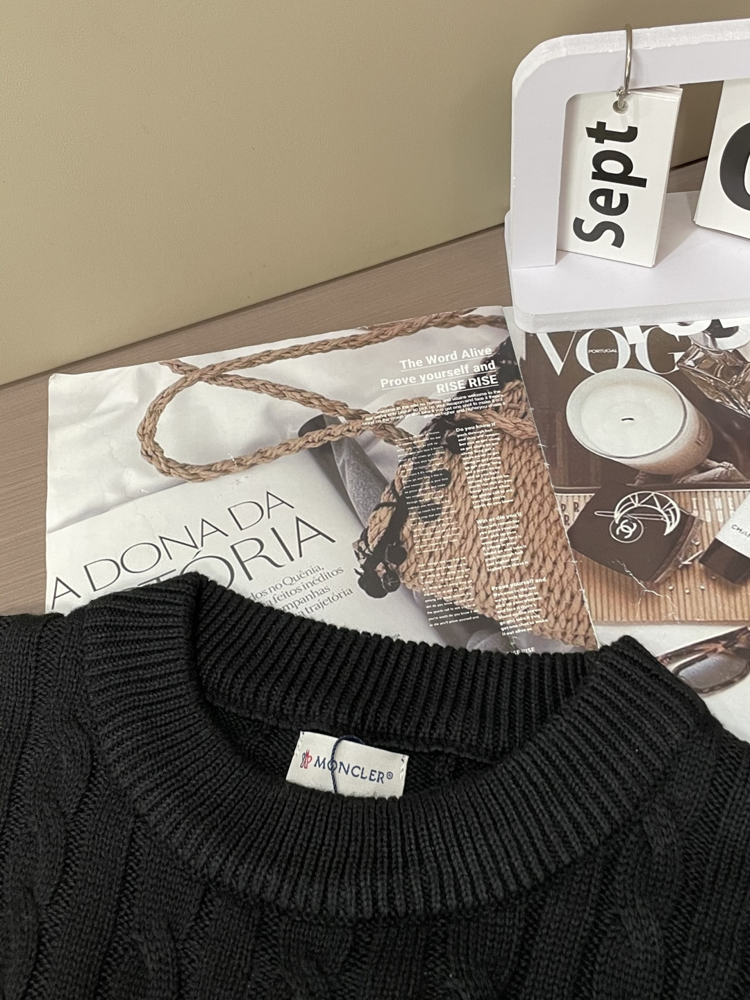 蒙口 重磅推荐！2025aw秋冬新款 专柜同步 时尚经典针织衫 秋冬必备款 采用针织衫加厚毛衣，精致简洁