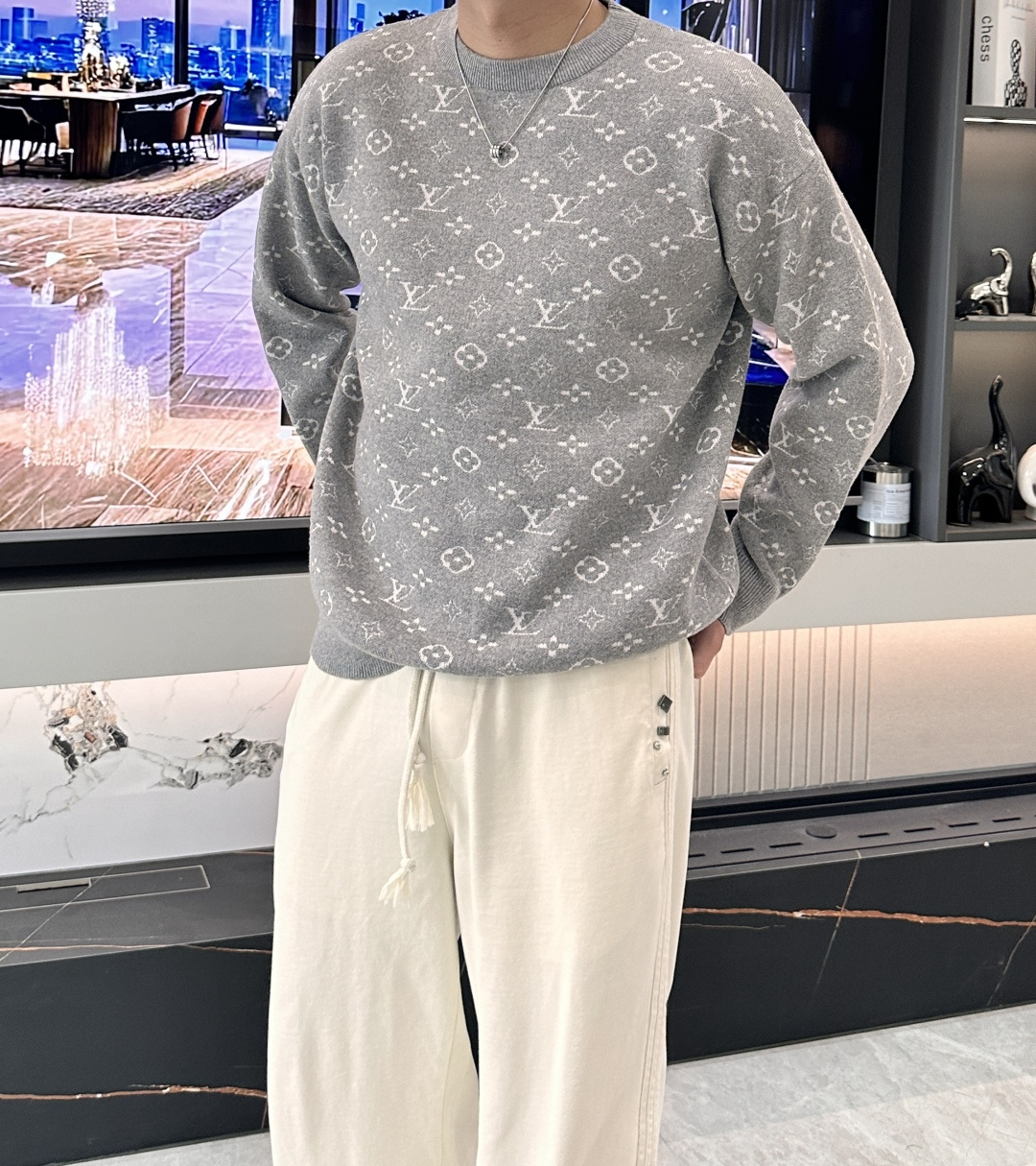 NO:537306,Lv big recommendation!  2025aw autumn and winter new style, counter synchronization, fashionable and classic sweaters, essentials for autumn and winter, thick sweaters, exquisite, simple and generous, brand elements embellishment design, no too complicated craftsmanship, what you play is the fusion of design and material, simple European style, a must-have artifact for autumn and winter!  Size M-3xL, louis vuitton,sweaters,alexander wang19860909Lv 重磅推荐！2025aw秋冬新款 专柜同步 时尚经典针织衫 秋冬必备款 采用针织衫加厚毛衣,精致简洁大方 品牌元素点缀设计 没有过多复杂的工艺 玩的就是设计与材质的融合 简约的欧风 秋冬季必备神器！尺码M-3xL,,louis vuitton,sweaters,alexander wang,Men's clothing