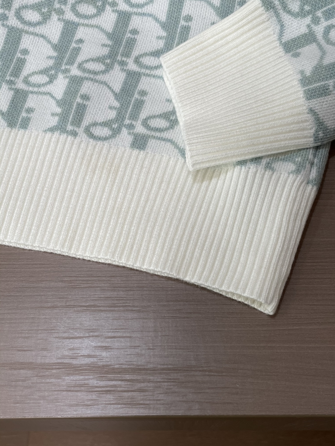 Dior 重磅推荐！2025aw秋冬新款 专柜同步 时尚经典针织衫 秋冬必备款 采用针织衫加厚毛衣，精致