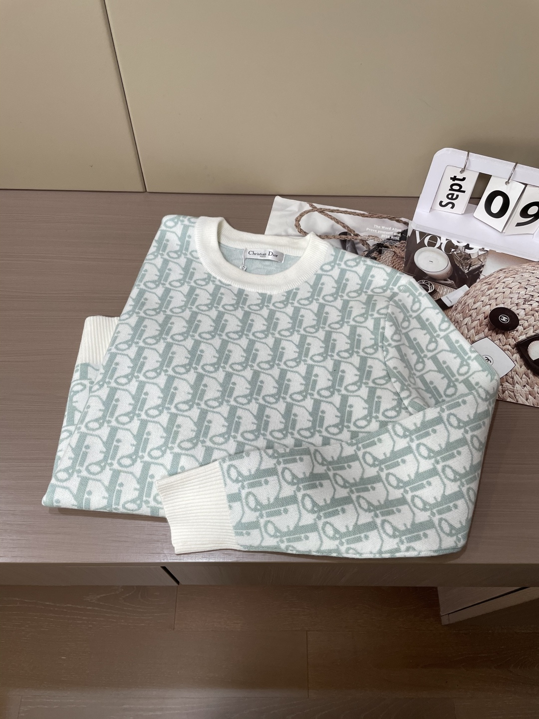 Dior 重磅推荐！2025aw秋冬新款 专柜同步 时尚经典针织衫 秋冬必备款 采用针织衫加厚毛衣，精致