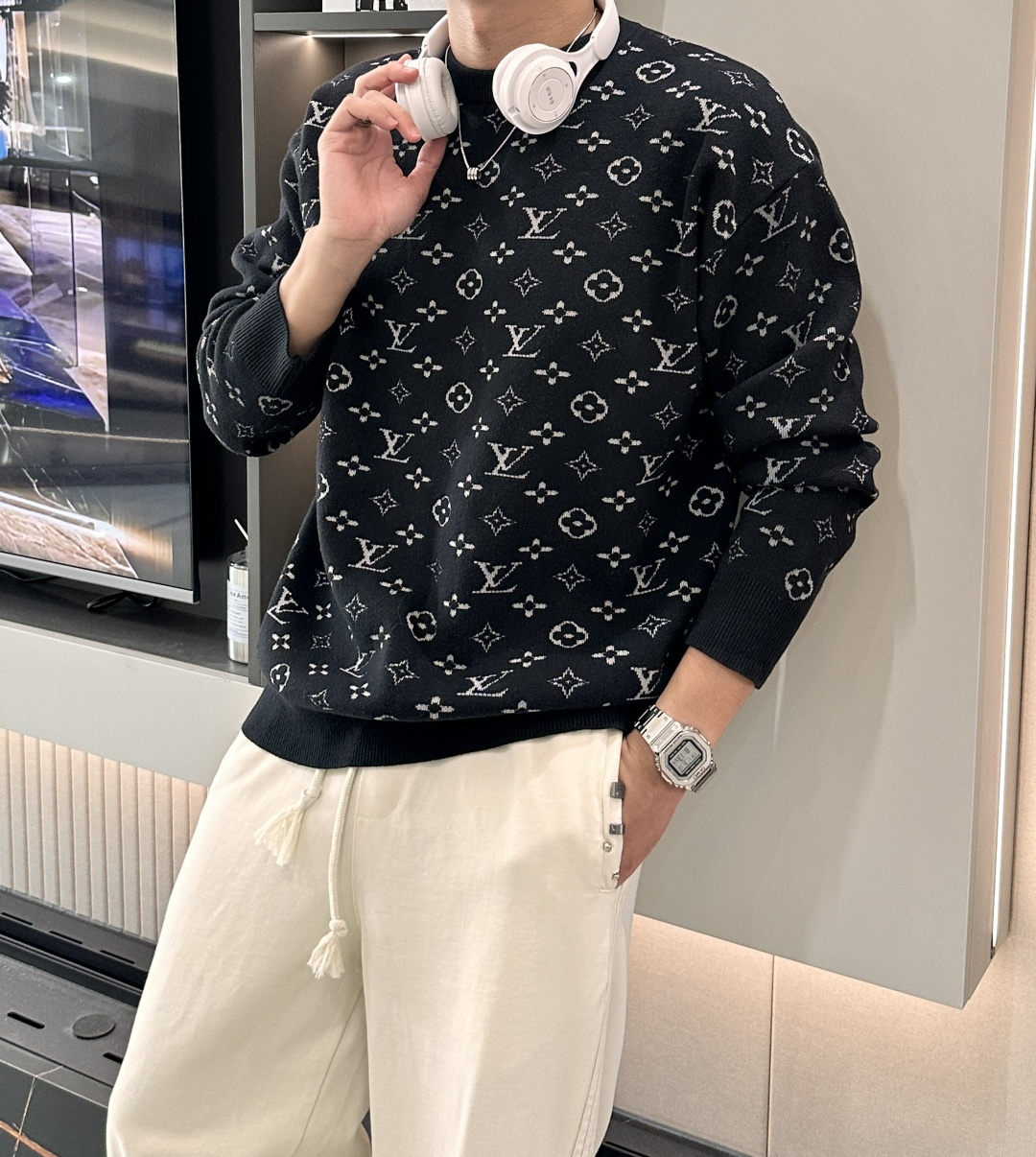 NO:537316,Lv big recommendation!  2025aw autumn and winter new style, counter synchronization, fashionable and classic sweaters, essentials for autumn and winter, thick sweaters, exquisite, simple and generous, brand elements embellishment design, no too complicated craftsmanship, what you play is the fusion of design and material, simple European style, a must-have artifact for autumn and winter!  Size M-3xL, louis vuitton,sweaters,alexander wang19860909Lv 重磅推荐！2025aw秋冬新款 专柜同步 时尚经典针织衫 秋冬必备款 采用针织衫加厚毛衣,精致简洁大方 品牌元素点缀设计 没有过多复杂的工艺 玩的就是设计与材质的融合 简约的欧风 秋冬季必备神器！尺码M-3xL,,louis vuitton,sweaters,alexander wang,Men's clothing