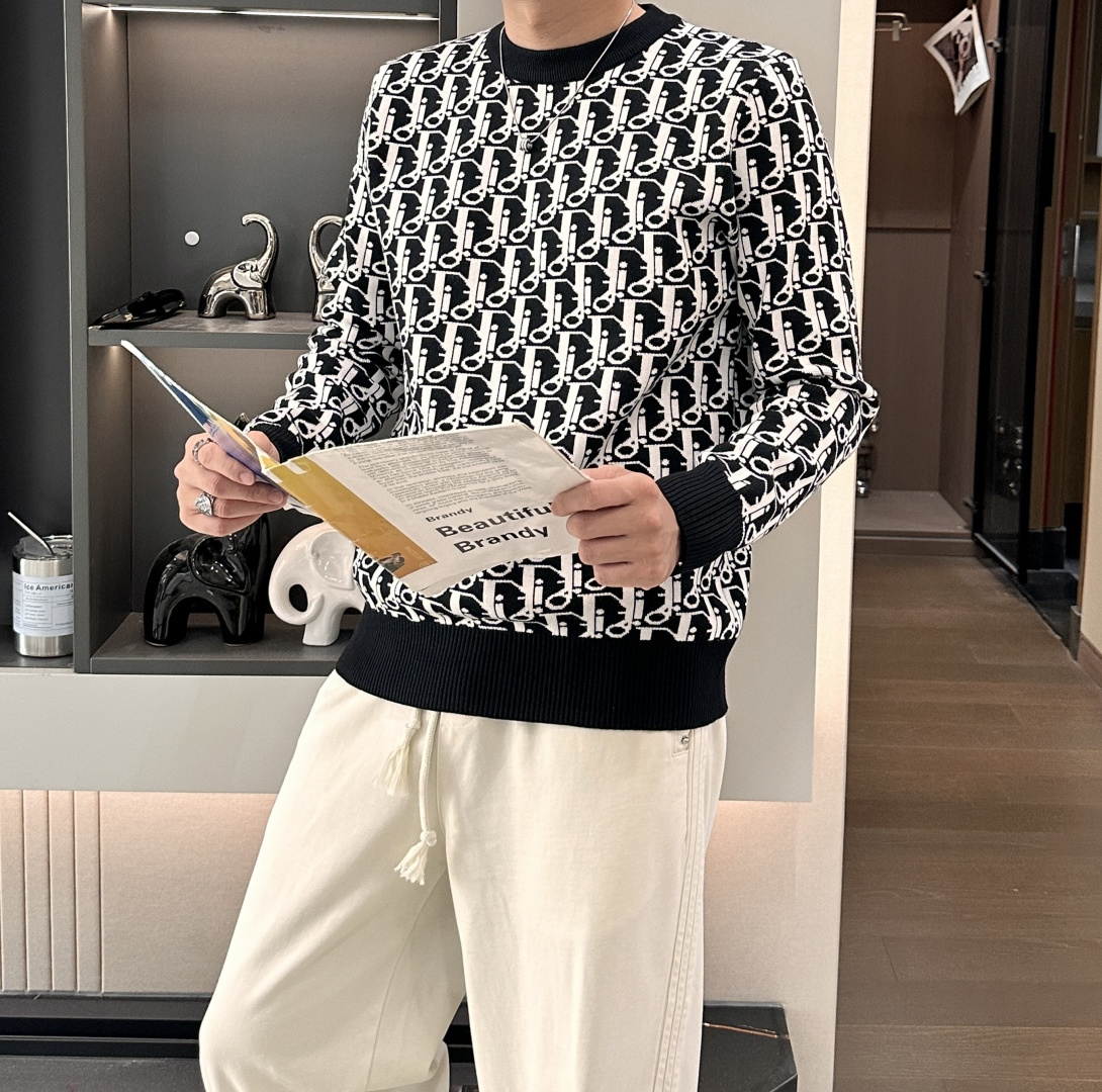 NO:537318,Dior big recommendation!  2025aw autumn and winter new style, counter synchronization, fashionable and classic sweaters, essentials for autumn and winter, thick sweaters, exquisite, simple and generous, brand elements embellishment design, no too complicated craftsmanship, what you play is the fusion of design and material, simple European style, a must-have artifact for autumn and winter!  Size M-3xL, Dior, Sweaters, Alexander wang19860909Dior 重磅推荐！2025aw秋冬新款 专柜同步 时尚经典针织衫 秋冬必备款 采用针织衫加厚毛衣,精致简洁大方 品牌元素点缀设计 没有过多复杂的工艺 玩的就是设计与材质的融合 简约的欧风 秋冬季必备神器！尺码M-3xL,,dior,sweaters,alexander wang,Men's clothing