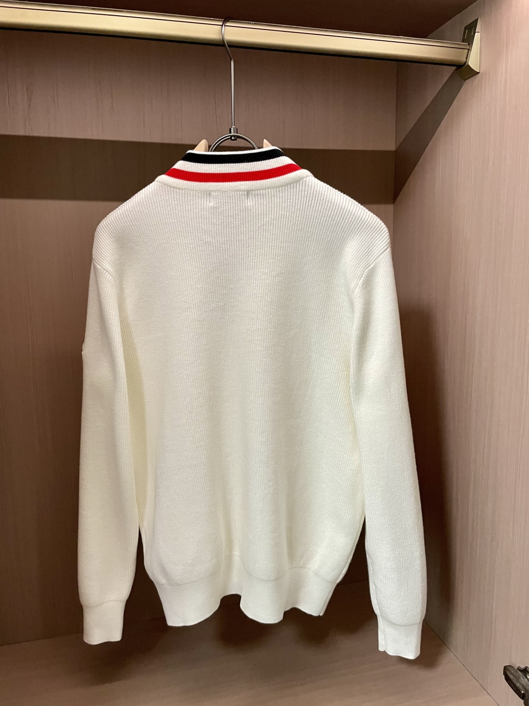 蒙口 新款开衫针织毛衣！经典永不过时！外观简洁干净，秋日可以单穿，深冬最为内搭！定制进口高支数羊毛混纺面