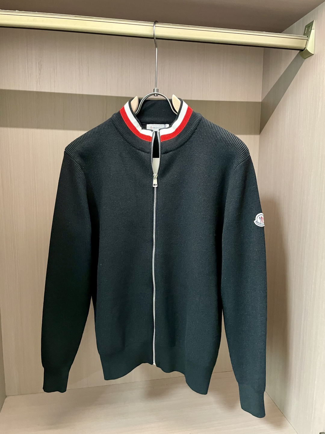 蒙口 新款开衫针织毛衣！经典永不过时！外观简洁干净，秋日可以单穿，深冬最为内搭！定制进口高支数羊毛混纺面