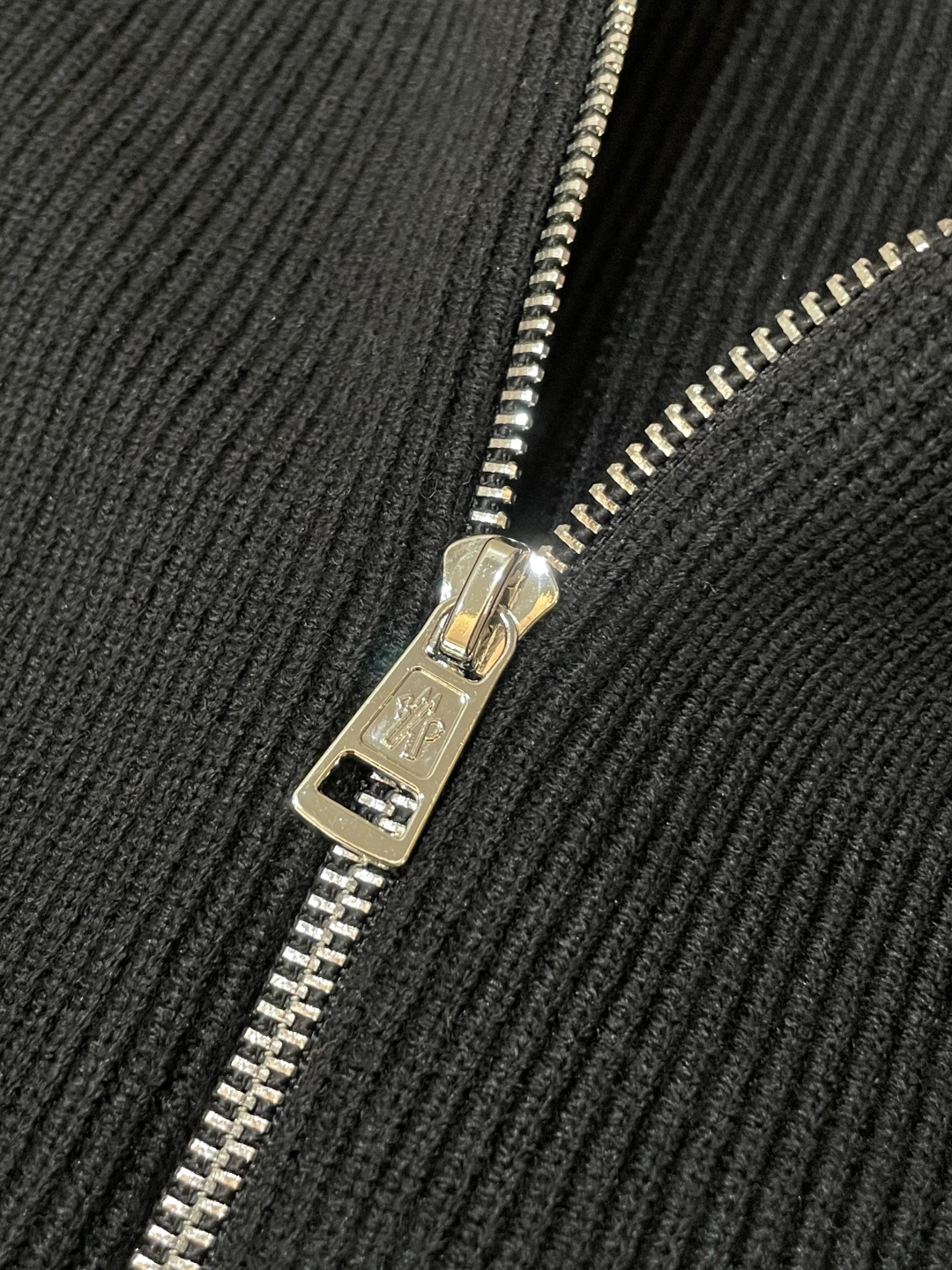 蒙口 新款开衫针织毛衣！经典永不过时！外观简洁干净，秋日可以单穿，深冬最为内搭！定制进口高支数羊毛混纺面