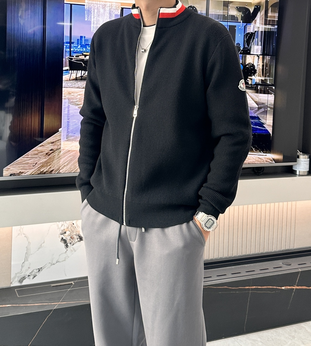 NO:537320,A new cardigan knitted sweater!  Classics are never out of date!  The appearance is simple and clean, you can wear it alone in autumn, and the inner one is the most suitable for late winter!  Custom imported high-count wool blend fabric, soft and skin-friendly!  It also has good warmth and comfort!  Number of codes 48-56, Moncler, sweaters, alexander wang19860909蒙口 新款开衫针织毛衣！经典永不过时！外观简洁干净,秋日可以单穿,深冬最为内搭！定制进口高支数羊毛混纺面料,经过柔顺处理,亲肤不扎！同时具有良好的保暖性与舒适性！ 码数48-56,,Moncler,sweaters,alexander wang,Men's clothing