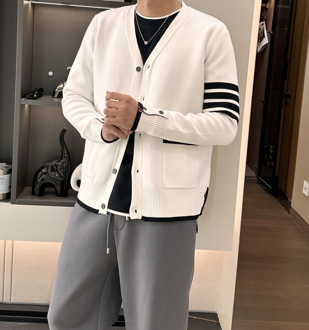 TB 新款开衫针织毛衣！经典永不过时！外观简洁干净，秋日可以单穿，深冬最为内搭！定制进口高支数羊毛混纺面