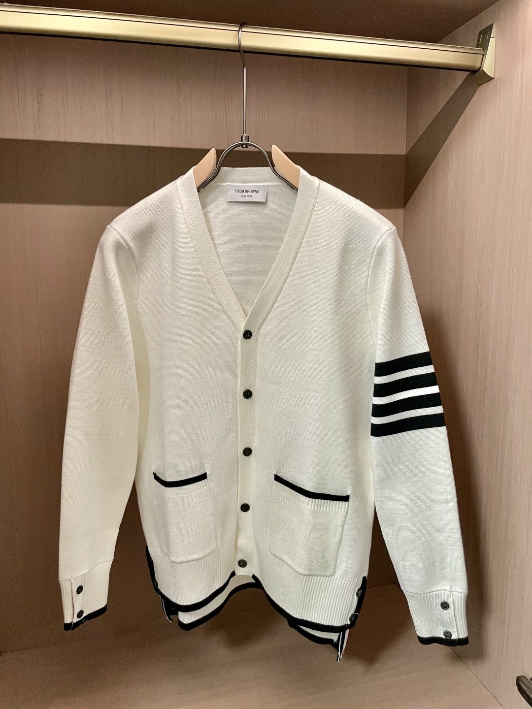 TB 新款开衫针织毛衣！经典永不过时！外观简洁干净，秋日可以单穿，深冬最为内搭！定制进口高支数羊毛混纺面