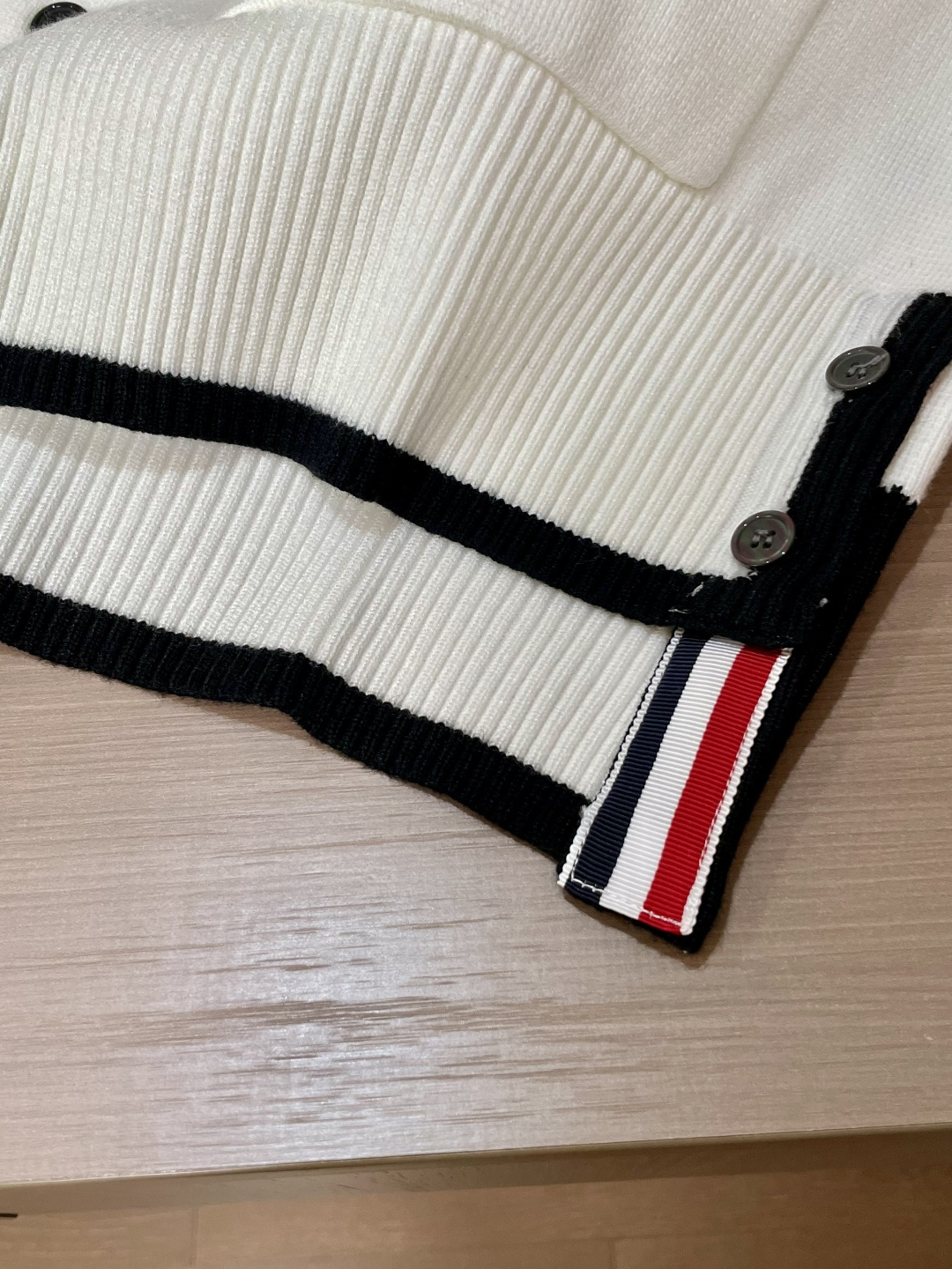 TB 新款开衫针织毛衣！经典永不过时！外观简洁干净，秋日可以单穿，深冬最为内搭！定制进口高支数羊毛混纺面