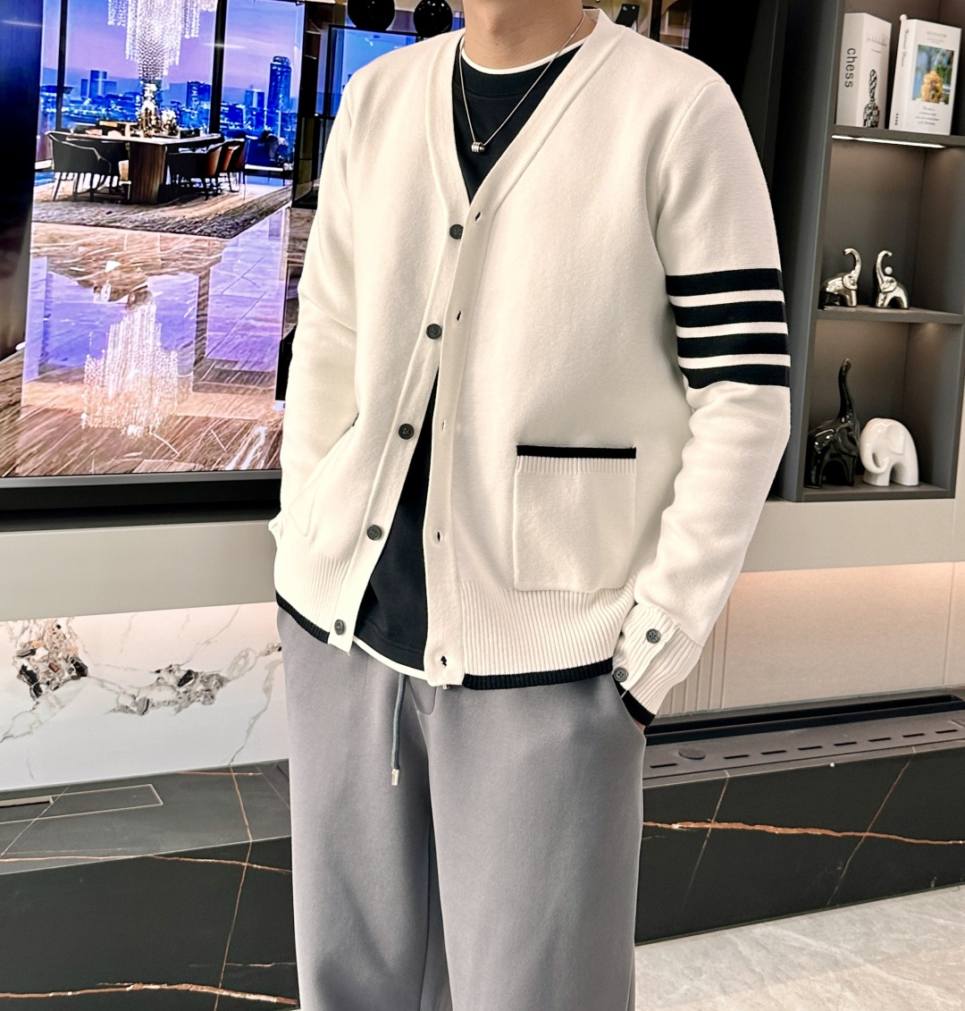 TB 新款开衫针织毛衣！经典永不过时！外观简洁干净，秋日可以单穿，深冬最为内搭！定制进口高支数羊毛混纺面