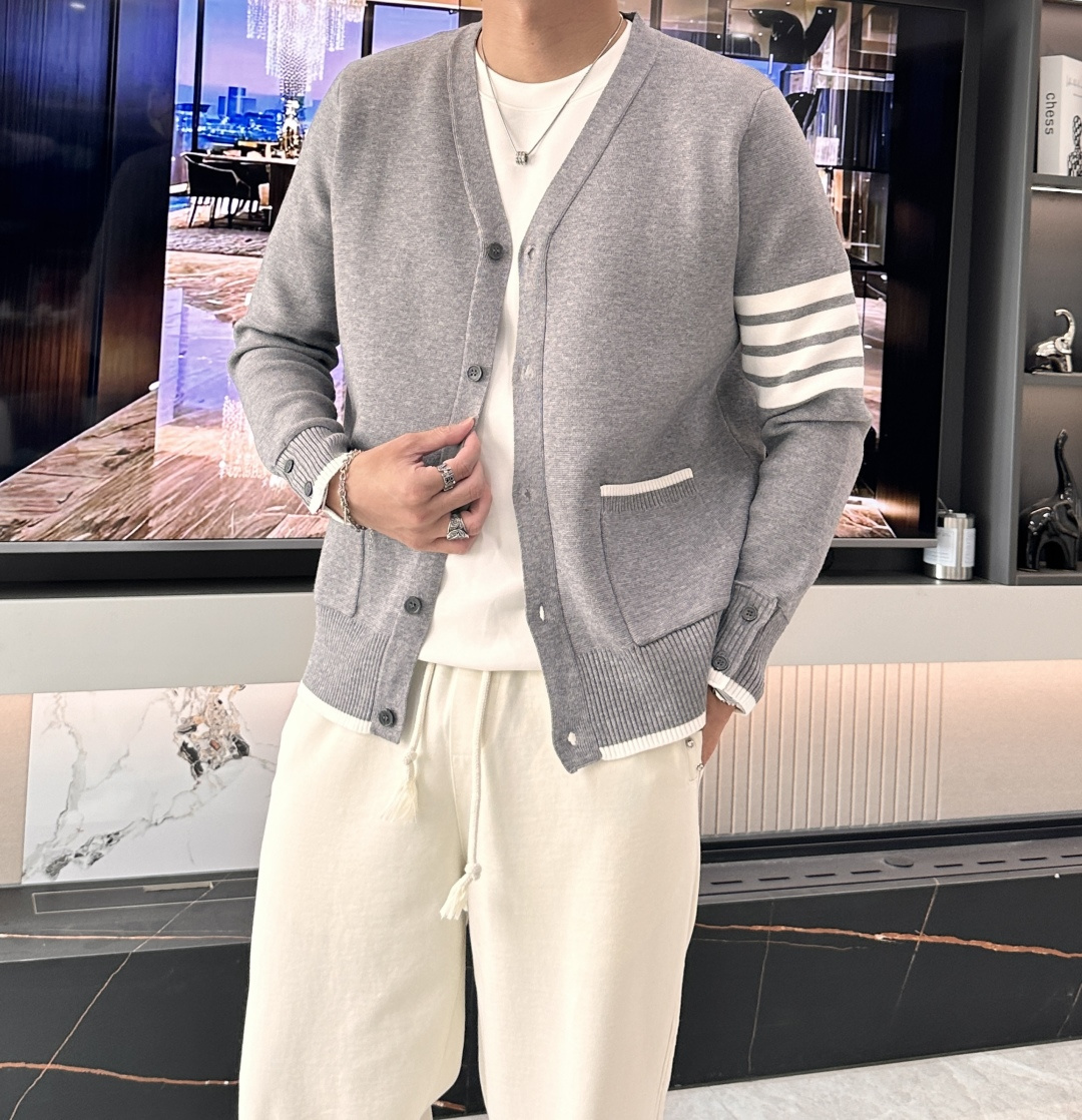 TB 新款开衫针织毛衣！经典永不过时！外观简洁干净，秋日可以单穿，深冬最为内搭！定制进口高支数羊毛混纺面